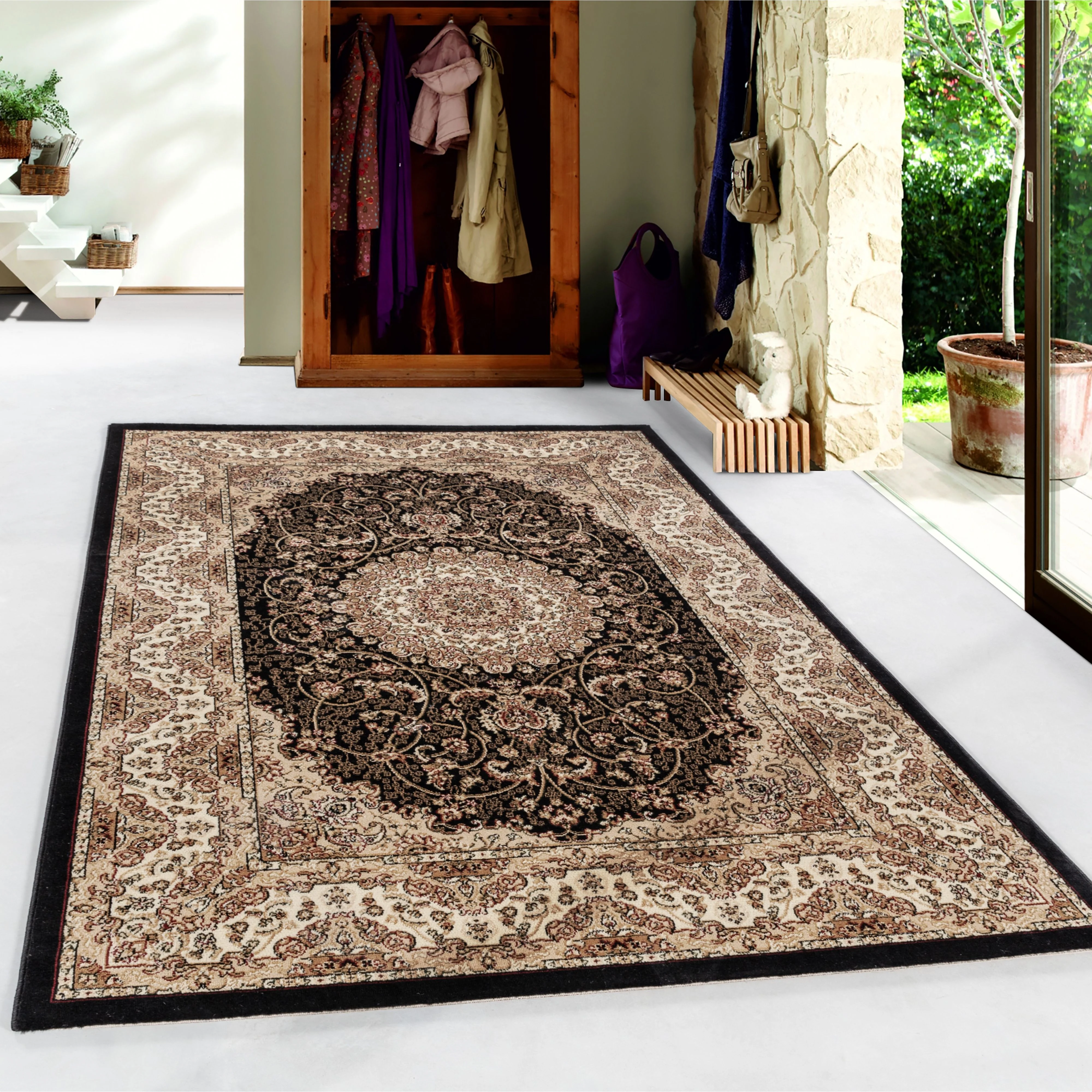 Klassischer Orientteppich in Schwarz: Medaillon Design